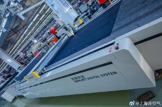 当走进红豆男装5g全连接工厂时,这里俨然就是一个黑科技工厂,让人惊呼